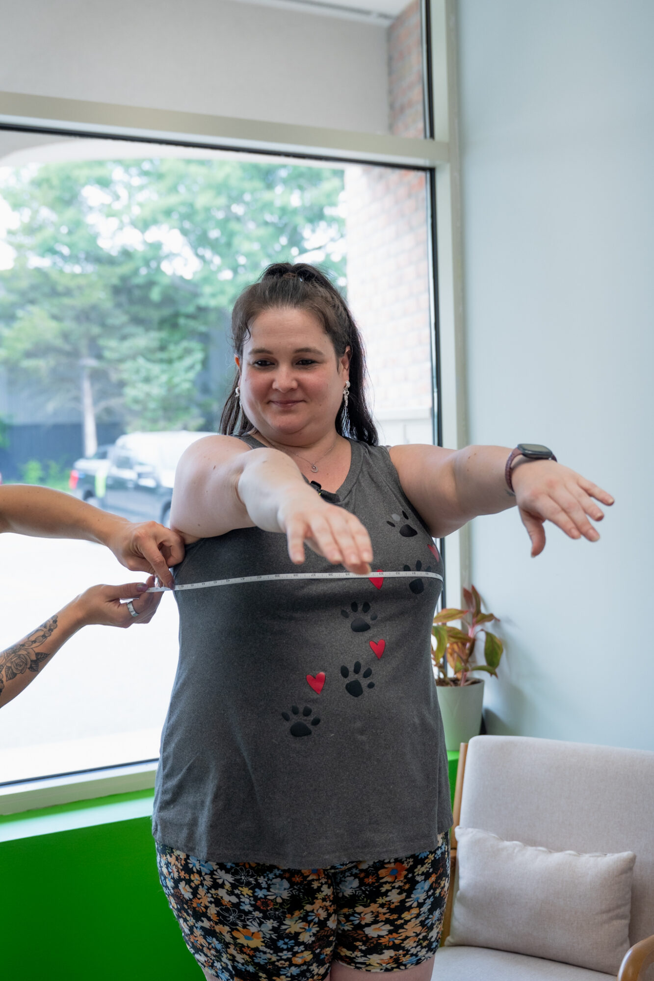 Fitness Specialist taking a client’s circumference measurements at a Redefine Fitness screening
